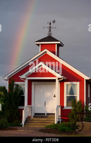 Regenbogen über einem alten Einzimmer-Schulhaus in Colorado. Stockfoto