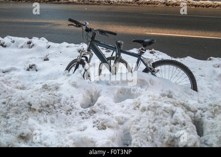 ILLEGAL ABGESTELLTE FAHRRAD, TORONTO, ONTARIO, KANADA - CA. 2012.  Snowbound Fahrrad wurde durch ein Felgenschloss deaktiviert. Stockfoto