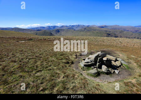 Frühling, der Gipfel Cairn von ob Hill fiel, High Street, Martindale gemeinsamen Valley, Lake District National Park, Cumbria, Engla Stockfoto