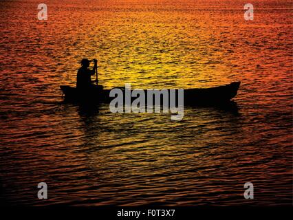 Silhouette eines einsamen Mannes Rudern Kanu im Wasser reflektiert dramatischere Sonnenuntergang Farben. Stock Vektor