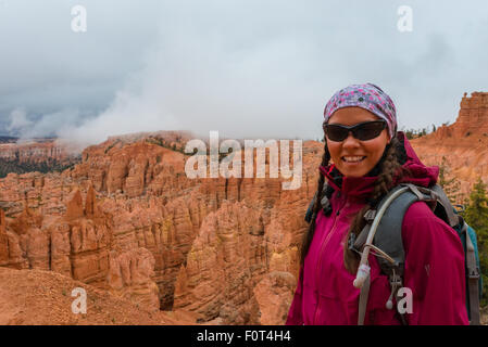 Frau Wanderer Backpacker bei Peek-a-boo Loop Trail Bryce-Canyon-Nationalpark Stockfoto