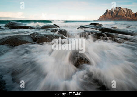 Wellen an den Felsen - Uttakleiv Strand, Lofoten, Norwegen Stockfoto