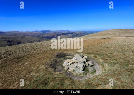 Frühling, der Gipfel Cairn Wetter Hügel fiel, High Street, Martindale gemeinsamen Valley, Lake District National Park, Cumbria Stockfoto