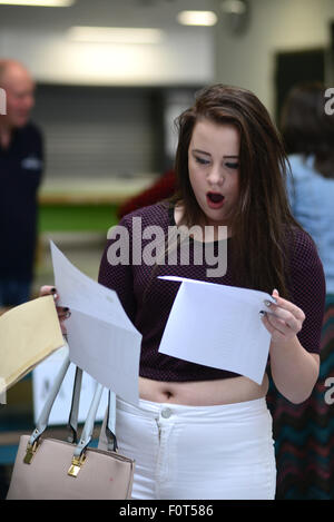 Ein Mädchen schaut schockiert, nachdem öffnen ihre GCSE führt. Bild: Scott Bairstow/Alamy Stockfoto