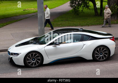 2015-Modell BMW i8 plug in Hybrid-Sportwagen in weißen fahren in Tallinn, Estland, Europa Stockfoto