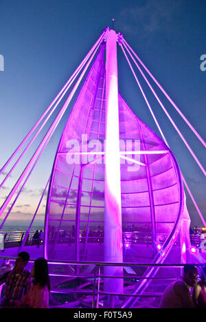 Segel-Skulptur und Pier ändern Farben, in der Nacht - Puerto Vallarta, Mexiko Stockfoto