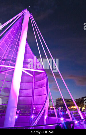 Segel-Skulptur und Pier ändern Farben, in der Nacht - Puerto Vallarta, Mexiko Stockfoto