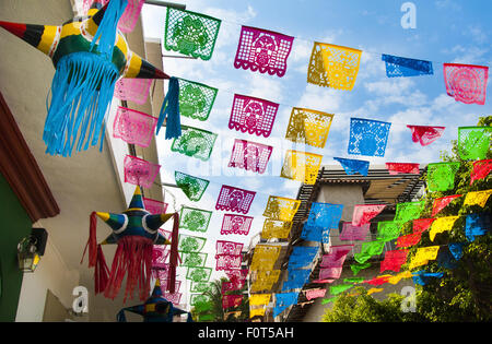 Bunte Fahnen schmücken eine Straße in Puerto Vallarta, Mexiko Stockfoto