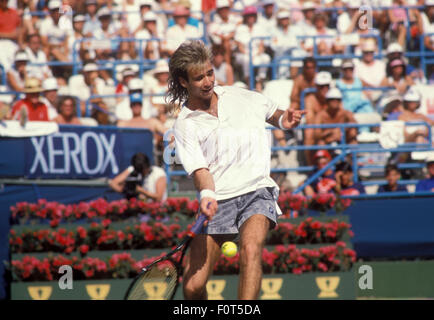 Andre Agassi in Aktion gegen Boris Becker an der Newsweek Champions Cup-Turnier in Indian Wells, Kalifornien im März 1988 Stockfoto