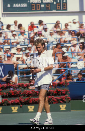 Andre Agassi in Aktion gegen Boris Becker an der Newsweek Champions Cup-Turnier in Indian Wells, Kalifornien im März 1988 Stockfoto