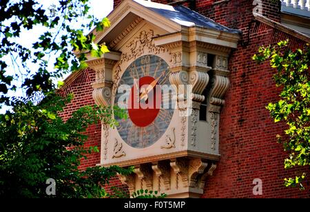 Philadelphia, Pennsylvania: Eine riesige hölzerne Uhr steht auf der Nordfassade von 1732-53 Independence Hall Stockfoto