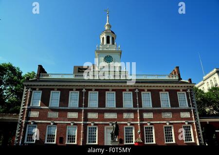 Philadelphia, PA: Die Ostfassade von 1732-1753 Independence Hall mit Clocktower, Kuppel und George-Washington-Statue Stockfoto