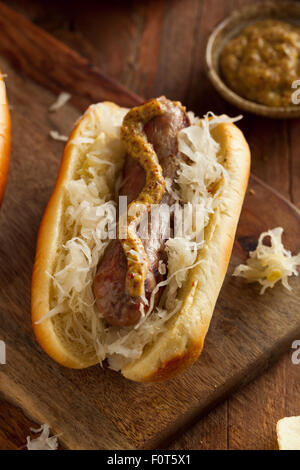 Bier-Bratwurst mit Sauerkraut und würzigen Senf Stockfoto