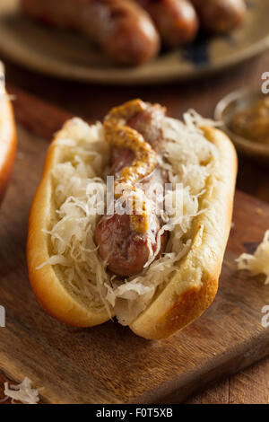 Bier-Bratwurst mit Sauerkraut und würzigen Senf Stockfoto