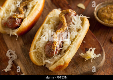 Bier-Bratwurst mit Sauerkraut und würzigen Senf Stockfoto