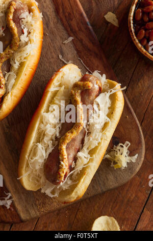 Bier-Bratwurst mit Sauerkraut und würzigen Senf Stockfoto