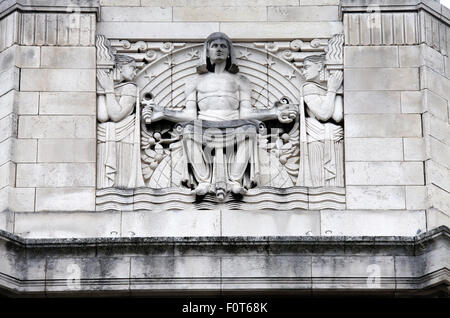 Architektonische Schnitzen von Alfred und William Tory auf der zentralen Bibliothek und Gräber Kunst Galerie in Sheffield Stockfoto