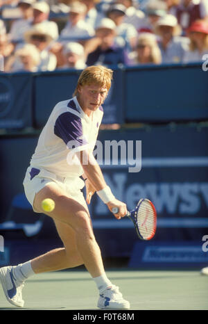 Boris Becker in Aktion bei der Newsweek Champions Cup-Turnier in Indian Wells, Kalifornien im März 1988. Stockfoto