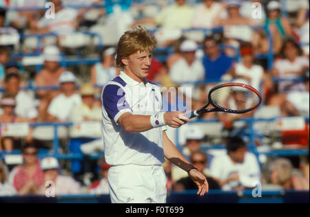 Boris Becker in Aktion bei der Newsweek Champions Cup-Turnier in Indian Wells, Kalifornien im März 1988. Stockfoto