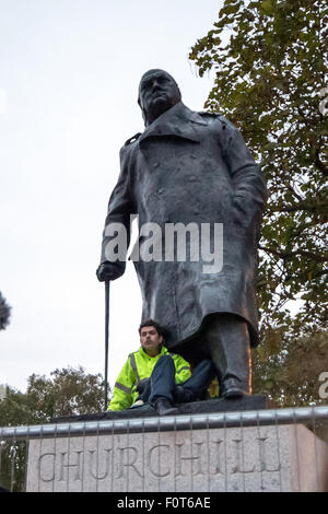 London, UK. 22. Oktober 2014.  Datei-Images: Daniel Baker (auch bekannt als Danny Freeman) aktuell (20. August 2015) auf dem Prüfstand am Westminster Magistrates Court nach seiner Besetzung der Winston Churchill Statue in Parliament Square im Oktober 2014 Credit: Guy Corbishley/Alamy Live News Stockfoto