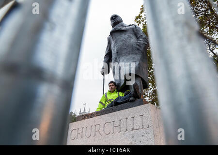 London, UK. 22. Oktober 2014.  Datei-Images: Daniel Baker (auch bekannt als Danny Freeman) aktuell (20. August 2015) auf dem Prüfstand am Westminster Magistrates Court nach seiner Besetzung der Winston Churchill Statue in Parliament Square im Oktober 2014 Credit: Guy Corbishley/Alamy Live News Stockfoto