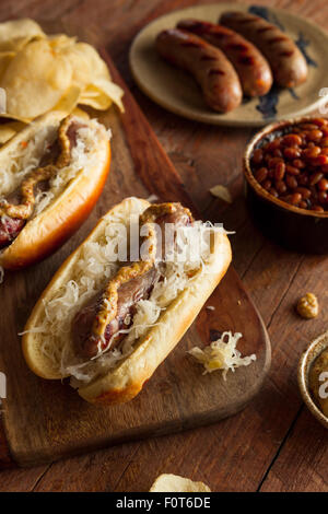 Bier-Bratwurst mit Sauerkraut und würzigen Senf Stockfoto