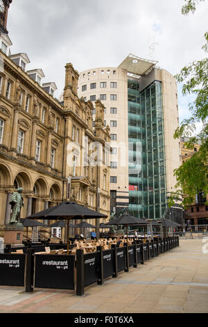 Ein Blick über die City Square in Leeds.  Foto zeigt Speisen unter freiem Himmel und einem quadratischen Stadtbüros Stockfoto