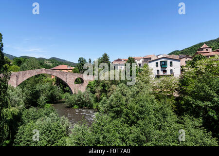 Alte Brücke. XII Jahrhundert. Sant Joan de Les Abadesses. Ter Fluss. Stockfoto