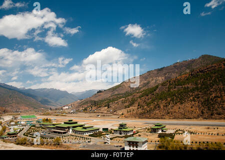 Flughafen Paro in den Bergen - Bhutan Stockfoto