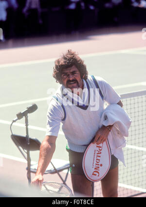 Tom Gorman in Aktion beim Tennisturnier im September 1974. Stockfoto