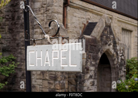 Kapelle Schild mit Kirche im Hintergrund, Ryerson United Church (Pacific Spirit United Church), Kerrisdale, Vancouver, BC, Kanada Stockfoto