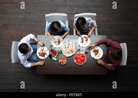 zwei Paare beim Abendessen Stockfoto