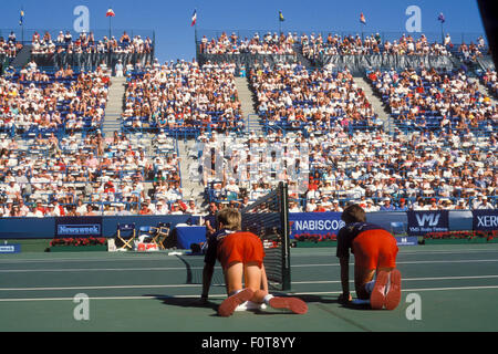 Balljungen bei Net für die Newsweek Champions Cup-Turnier in Indian Wells, Kalifornien im März 1988. Stockfoto