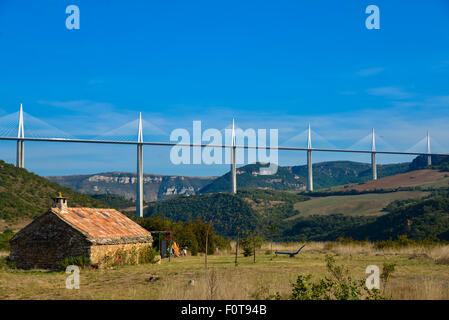 berühmte Hängebrücke über den Fluss Aveyron Milau in Frankreich Stockfoto