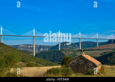 berühmte Hängebrücke über den Fluss Aveyron Milau in Frankreich Stockfoto