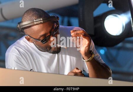 Idris Elba raucht eine handgerollte Zigarette während des Spielens eines DJ-set auf der Pferderennbahn Goodwood in West Sussex, endlich ihre "Drei Freitagabend" Veranstaltungen Featuring: Idris Elba wo: Chichester, West Sussex, Großbritannien wenn: 19. Juni 2015 Stockfoto