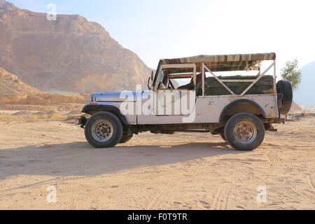 Geländewagen-Jeep in der Wüste Ägyptens Stockfoto