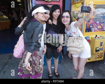 Asiatische Touristen nehmen Selfie auf Coney Island in Brooklyn, New York. Stockfoto