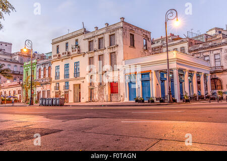 Früh morgens Sonnenaufgang schattierte Ansicht Pastell Gebäude des Malecon entlang der Strandpromenade in Havanna Kuba Stockfoto