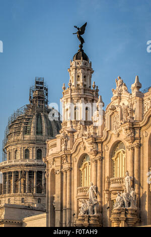 Capitolio und Oper Gebäude in Havanna Kuba in der herrlichen Sonne und kolonialen Glanz wiederhergestellt wird Stockfoto