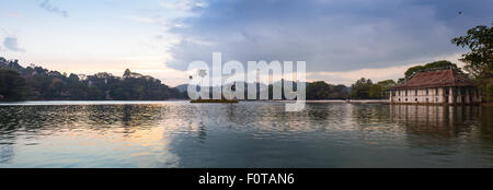 Pang Ung, Reflexion der Kiefer in einem See Stockfoto