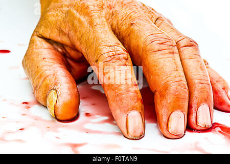 blutige Hand auf dem Tisch. Gewalt oder Angst vor Horror-Konzept. Stockfoto