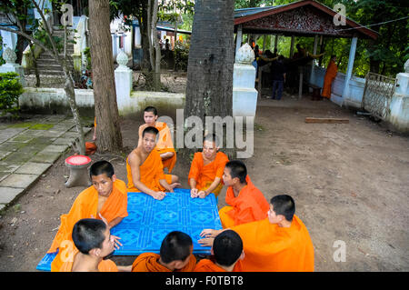 Mönche im Kloster Xiengthong in Vientiane Laos Stockfoto