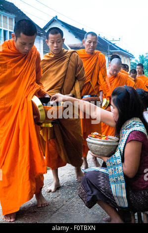 Mönche empfangen Almosen in Luang Prabang laos Stockfoto