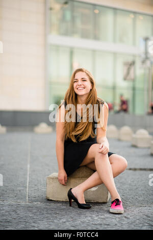 Welche Schuhe zur Auswahl - Teenager auf der Straße einen Fuß in Sneaker und andere in high Heels Stockfoto