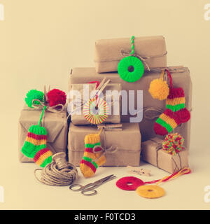 Vintage handgemachte Geschenke Boxen mit kleinen gestrickte Weihnachtsdekoration isoliert auf weißem Hintergrund. Selektiven Fokus. Stockfoto