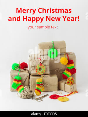 Vintage handgemachte Geschenke Boxen mit kleinen gestrickte Weihnachtsdekoration isoliert auf weißem Hintergrund. Selektiven Fokus. Stockfoto