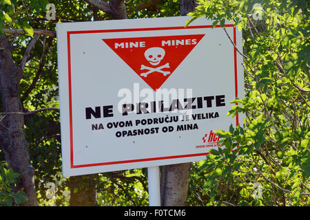Landmine Warnung, durch Krieg, Naturpark Velebit, Verwilderung Europa Tätigkeitsbereich, Velebit-Gebirge, Kroatien Juni 2012 Stockfoto