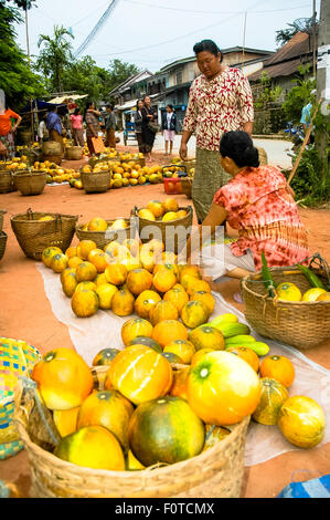 Frau verkaufen Ananas am Markt in Luang Prabang Laos Stockfoto