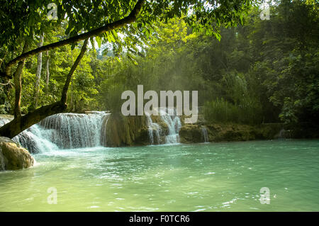Kuang Si Wasserfall in der Nähe von Luang Prabang in laos Stockfoto
